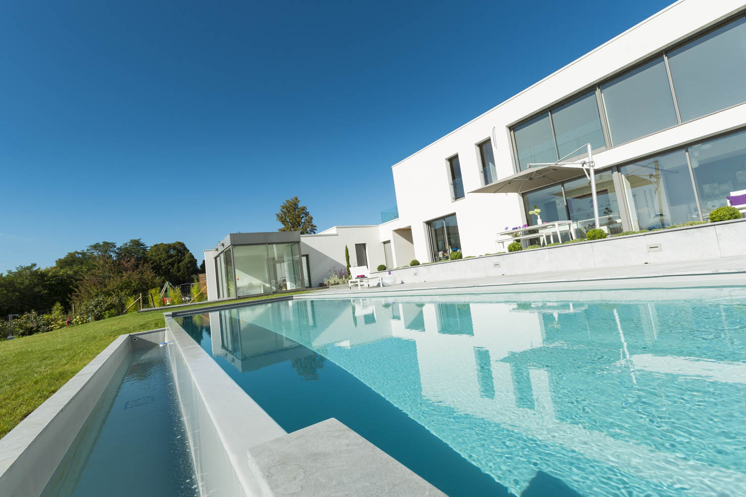 Piscine à débordement