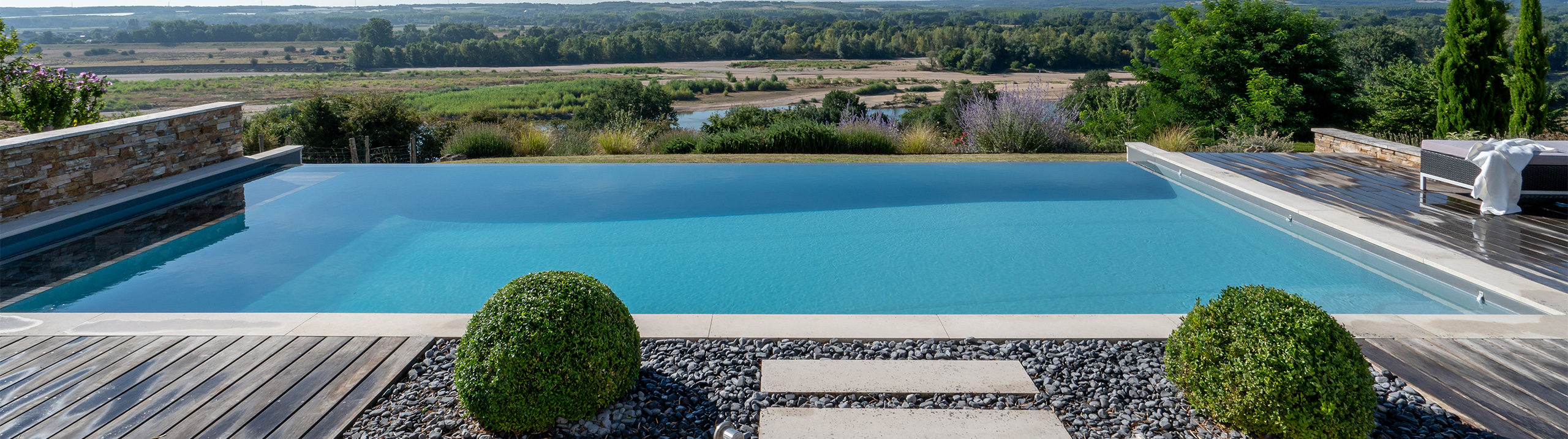 Piscine extérieure à débordement