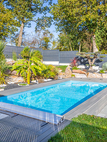 Piscine avec bâche à barres