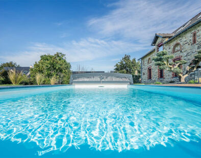 Piscine avec abri