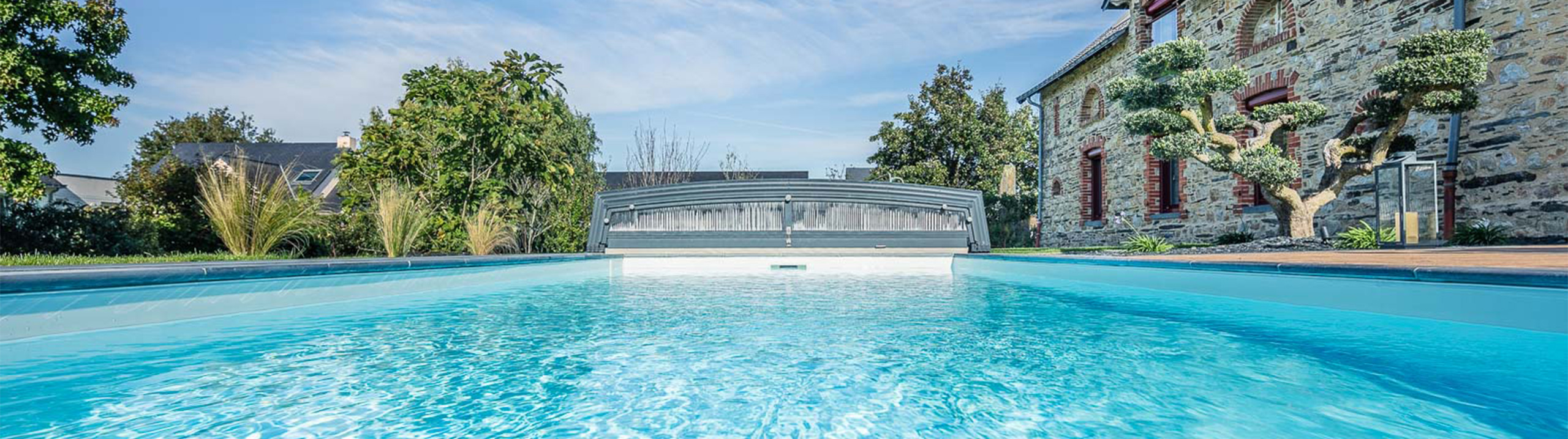 Piscine avec abri