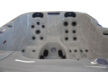Jacuzzi blanc doté de nombreux jets noirs et argentés, d’appuie-tête rembourrés et de sièges ergonomiques. La photo, prise en plongée, met en valeur le design intérieur et les commandes. Idéal pour s’harmoniser avec les piscines modernes, ce modèle épuré se détache sur le fond blanc uni.