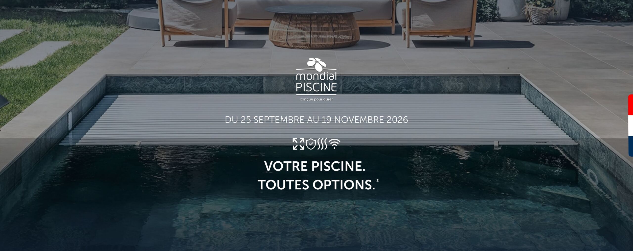 Une piscine urbaine moderne en plein air, dotée d'un abri rétractable et entourée d'une terrasse équipée de chaises et de tables. Participez à l'événement consacré à la piscine, organisé par Mondial Piscine, du 25 septembre au 19 novembre 2026.