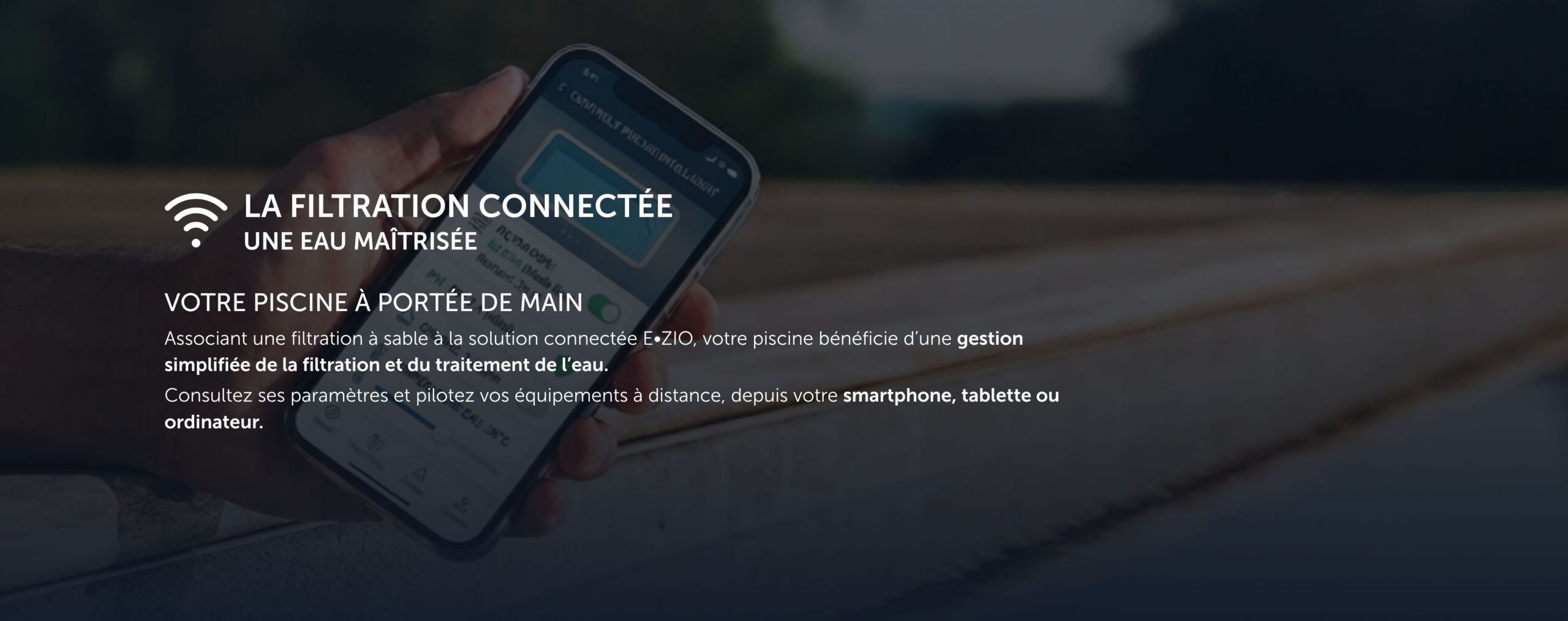 Une personne tient un smartphone près d'une piscine, sur lequel s'affiche l'interface d'une application. Un texte en français décrit un système de filtration connecté pour piscine urbaine, permettant la gestion à distance et le traitement de l'eau via un smartphone, une tablette ou un ordinateur.