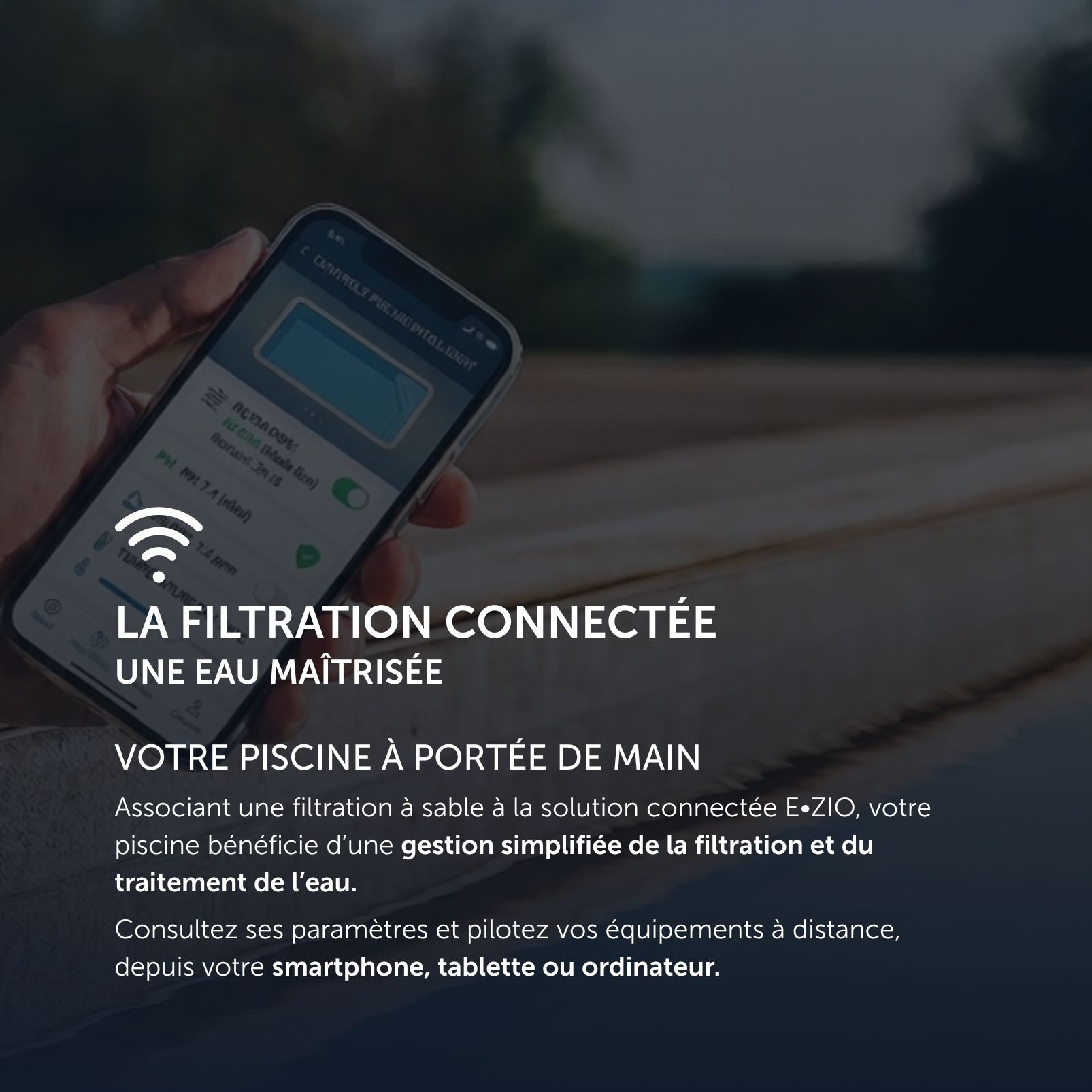 Une main tient un smartphone sur lequel est ouverte une application dédiée à la piscine. Un texte en français explique les avantages d'un système de filtration connecté pour une piscine urbaine, permettant de contrôler la piscine via un smartphone, une tablette ou un ordinateur. En arrière-plan, on aperçoit le bord de la piscine, flou.