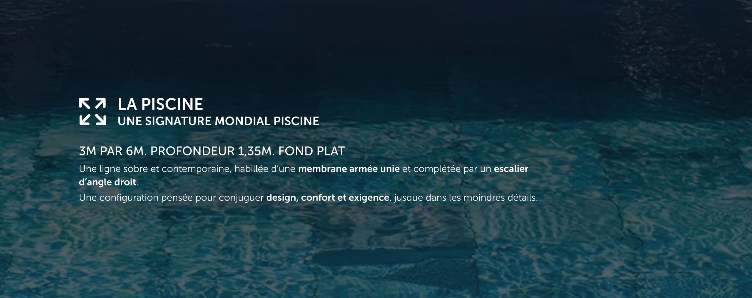 Une piscine urbaine moderne aux eaux d'un bleu limpide. Une légende met en avant ses dimensions (3 m x 6 m, 1,35 m de profondeur), son fond plat, sa membrane renforcée et un escalier à angle droit facilitant l'accès.