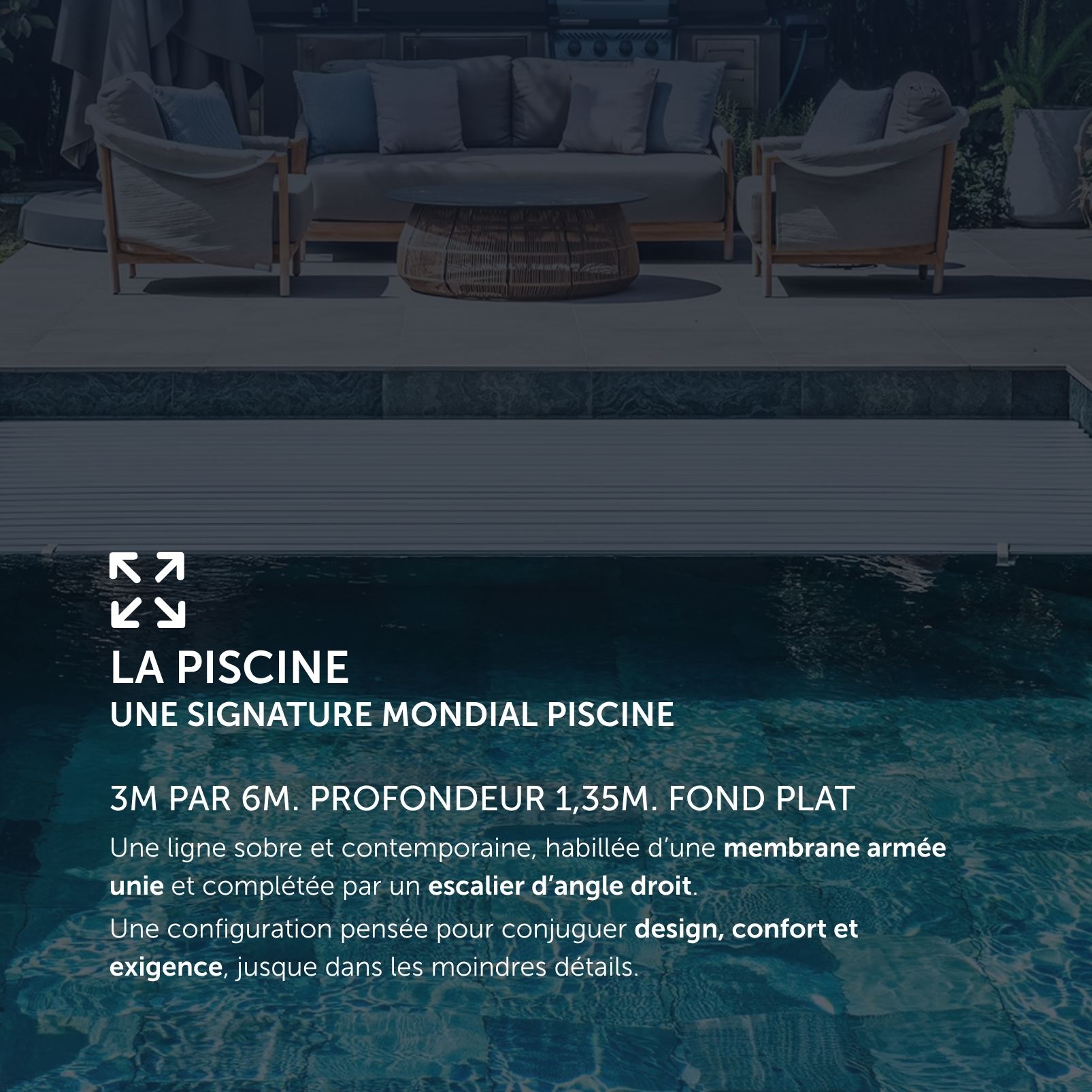 Une piscine urbaine moderne aux eaux limpides, dotée d'une terrasse en bois, de chaises rembourrées grises et d'une pancarte en français indiquant ses dimensions, sa profondeur et ses caractéristiques.