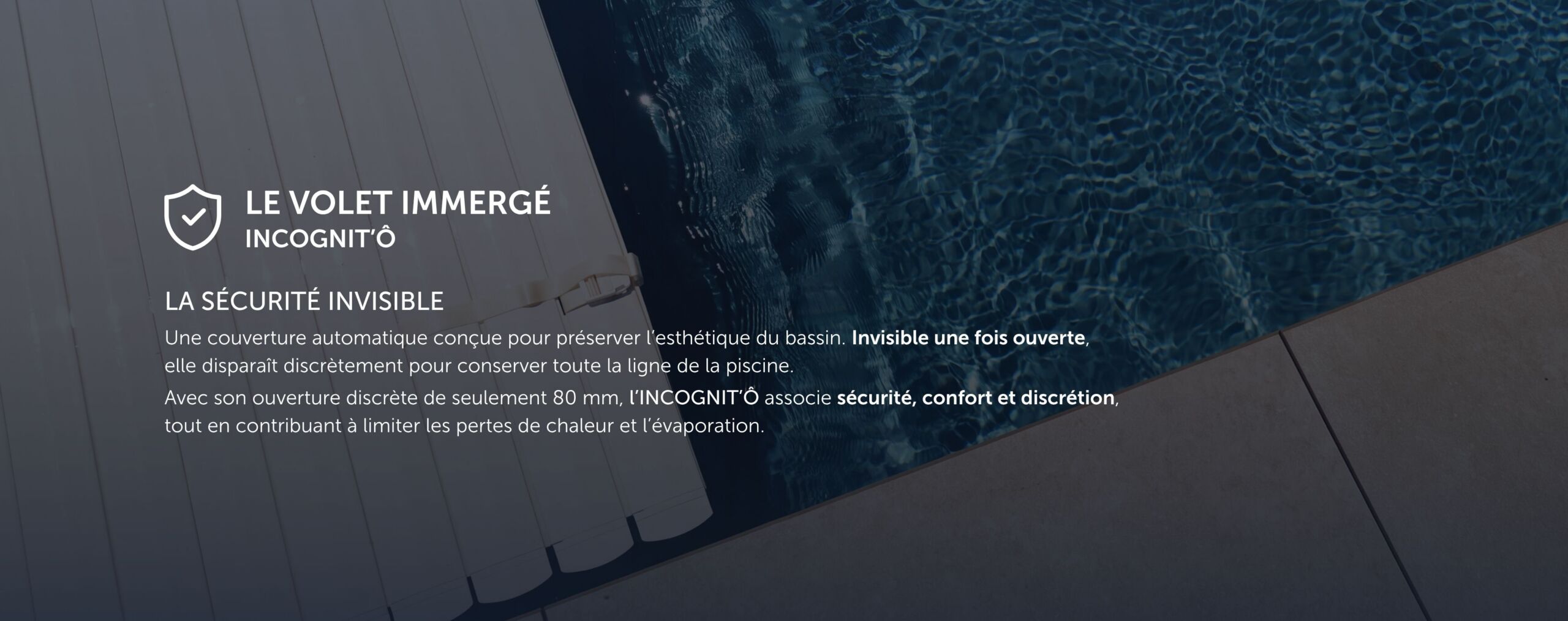 Gros plan sur une piscine urbaine équipée d'une couverture automatique partiellement ouverte, à côté d'un texte en français décrivant les caractéristiques de discrétion et de sécurité de cette couverture.