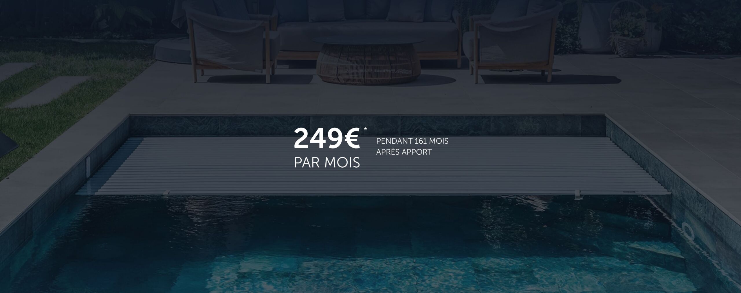 Une piscine urbaine moderne dont la couverture est partiellement rétractée, avec du mobilier de jardin à l'arrière-plan et une inscription indiquant 249 € par mois pendant 156 mois après apport.