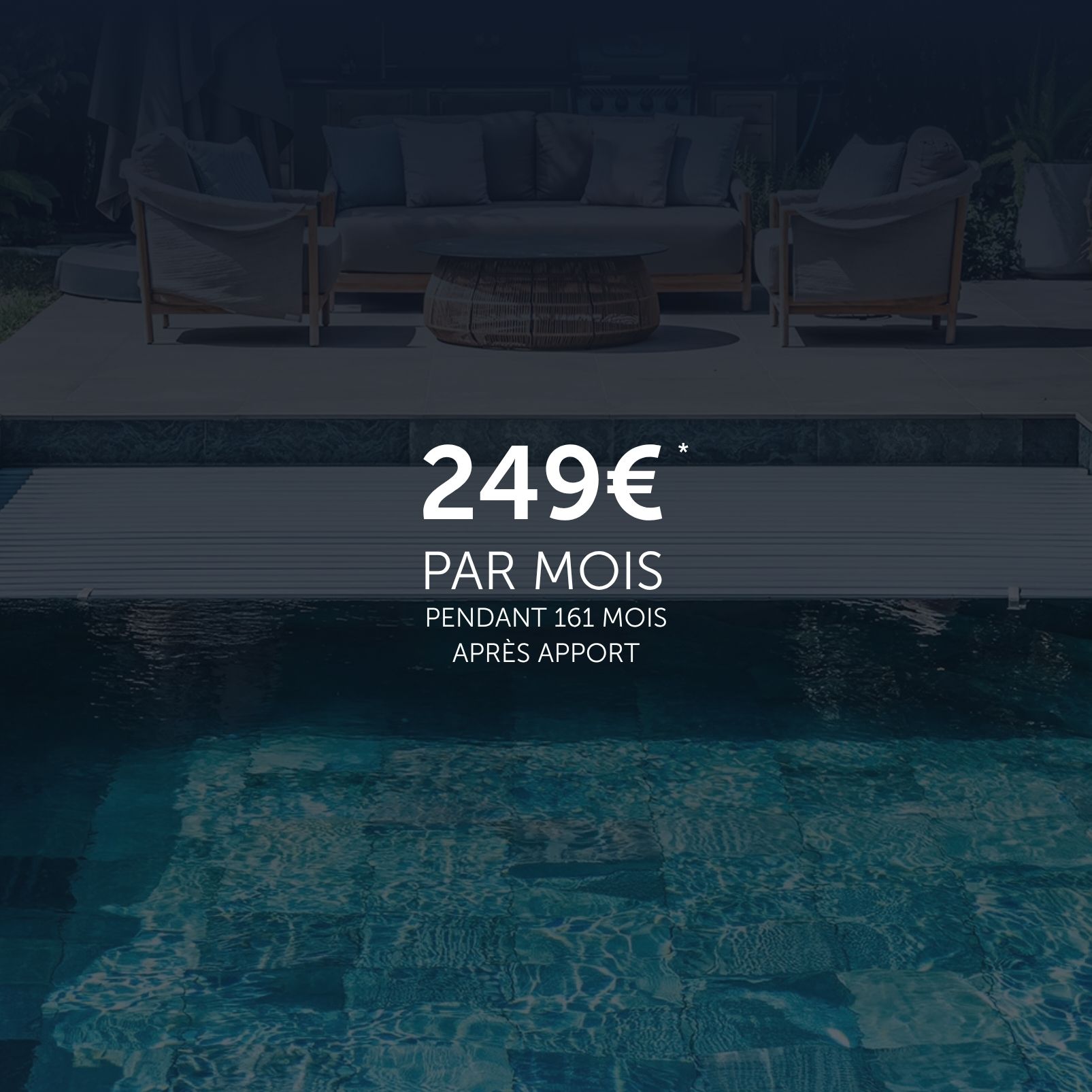Une piscine urbaine aux eaux limpides se trouve face à un salon de jardin ; un texte superposé en français annonce une offre de paiement mensuel de 249 € pendant 161 mois.