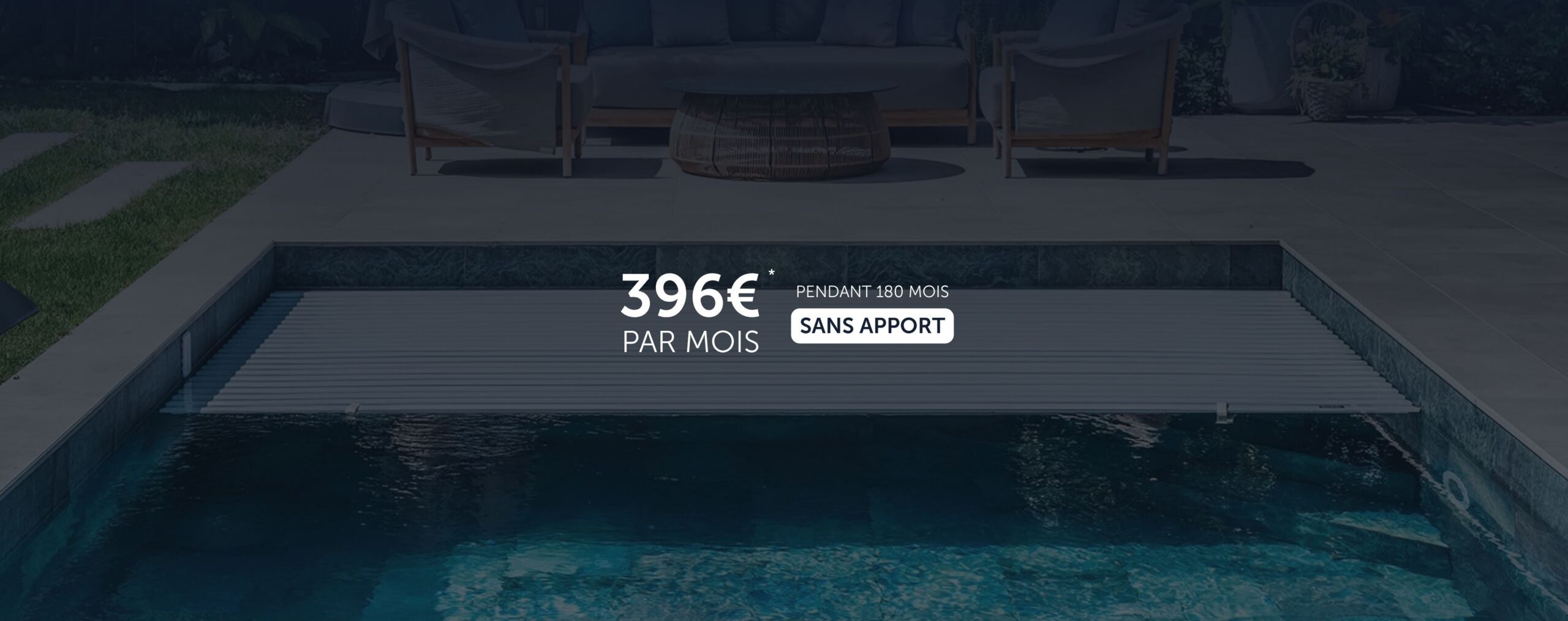 Une piscine urbaine dotée d'une couverture partiellement fermée. On aperçoit du mobilier de jardin à l'arrière-plan. Une inscription en français au-dessus de la piscine indique un prix de 396 € par mois, sans apport initial.
