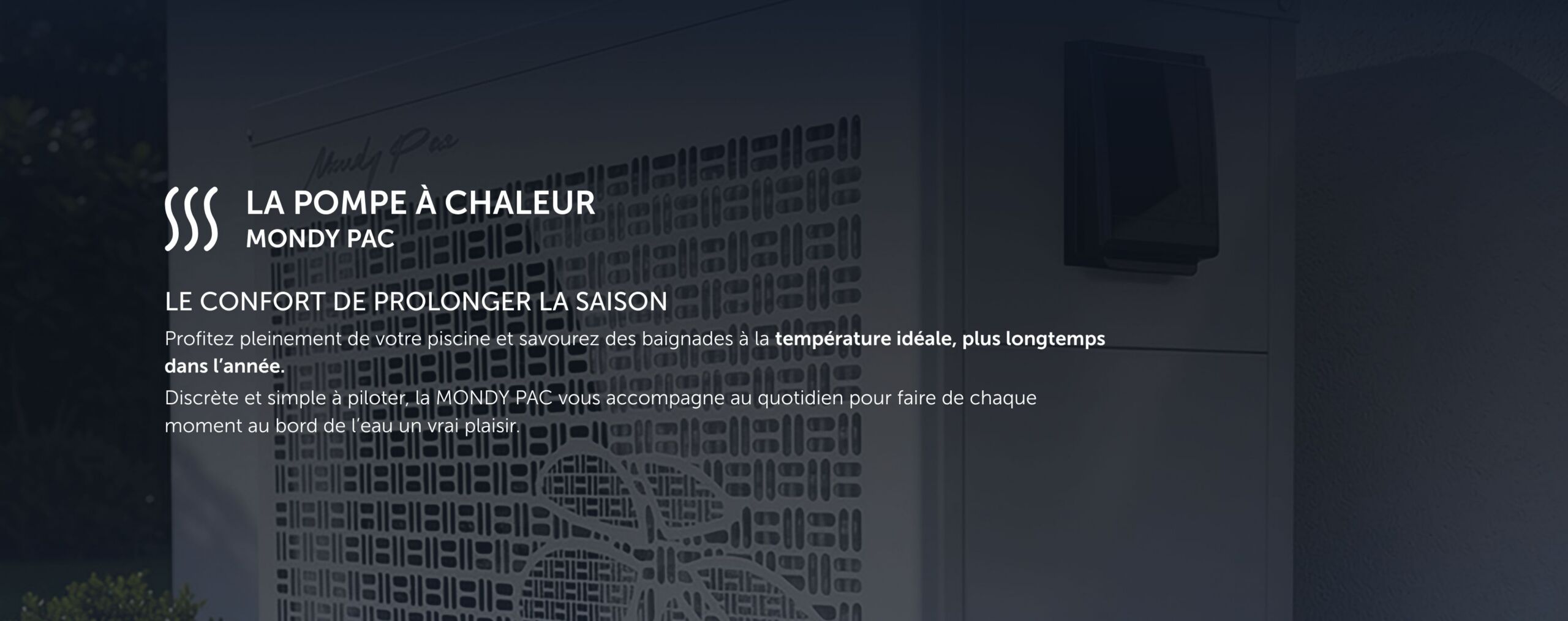 Gros plan sur une pompe à chaleur MONDY PAC installée à côté d'une piscine urbaine, accompagné d'un texte en français décrivant ses avantages pour prolonger la saison de baignade grâce au maintien d'une température idéale de l'eau.
