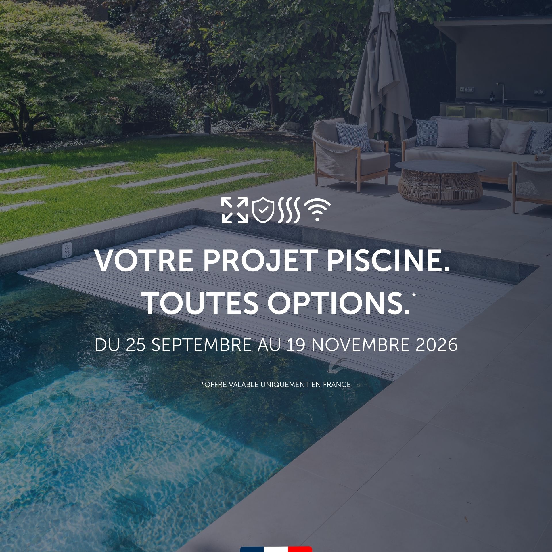 Un jardin moderne avec une piscine, une couverture rétractable, du mobilier de jardin et de la verdure. Le texte présente une offre promotionnelle sur les projets de piscine en France, valable du 25 septembre au 19 novembre 2026.