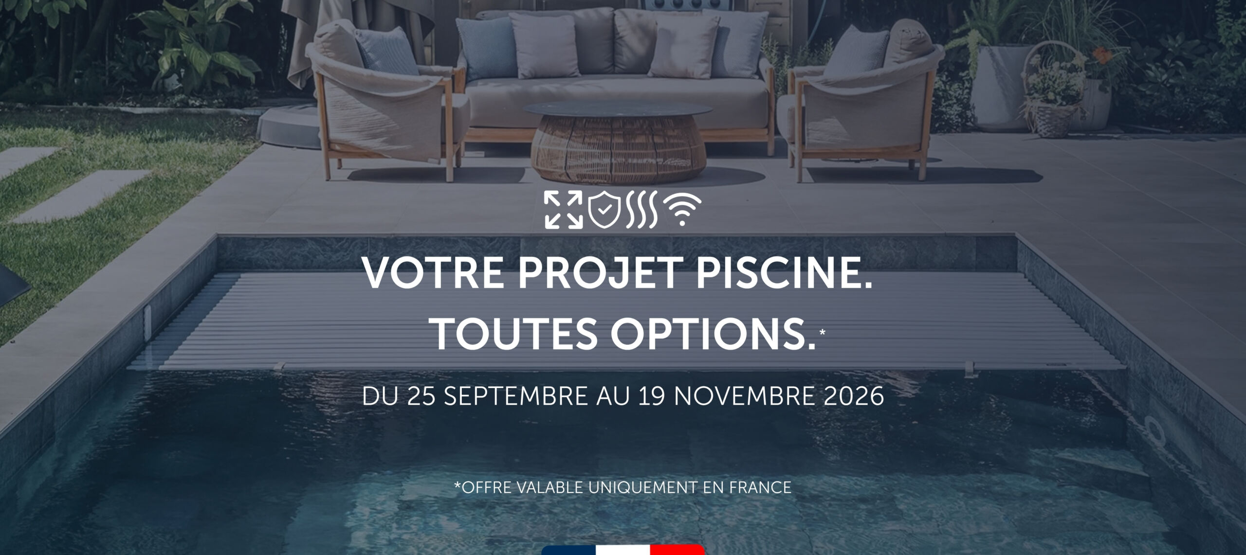 Une piscine extérieure moderne agrémentée de transats et de plantes, sur laquelle figure un texte en français présentant une offre de projet de piscine disponible en France du 25 septembre 2026 au 19 novembre 2026.